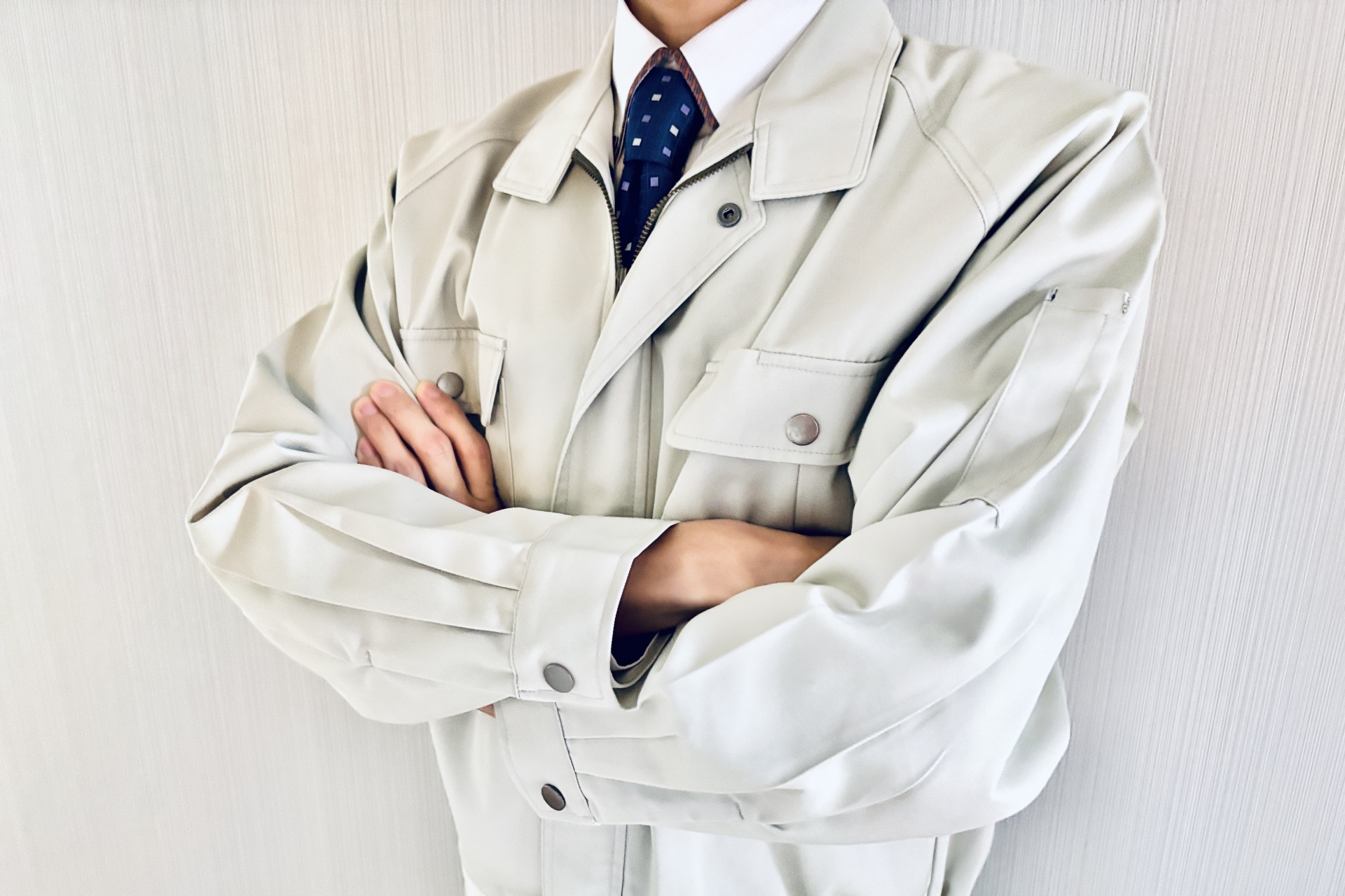 作業着で腕組をする男性