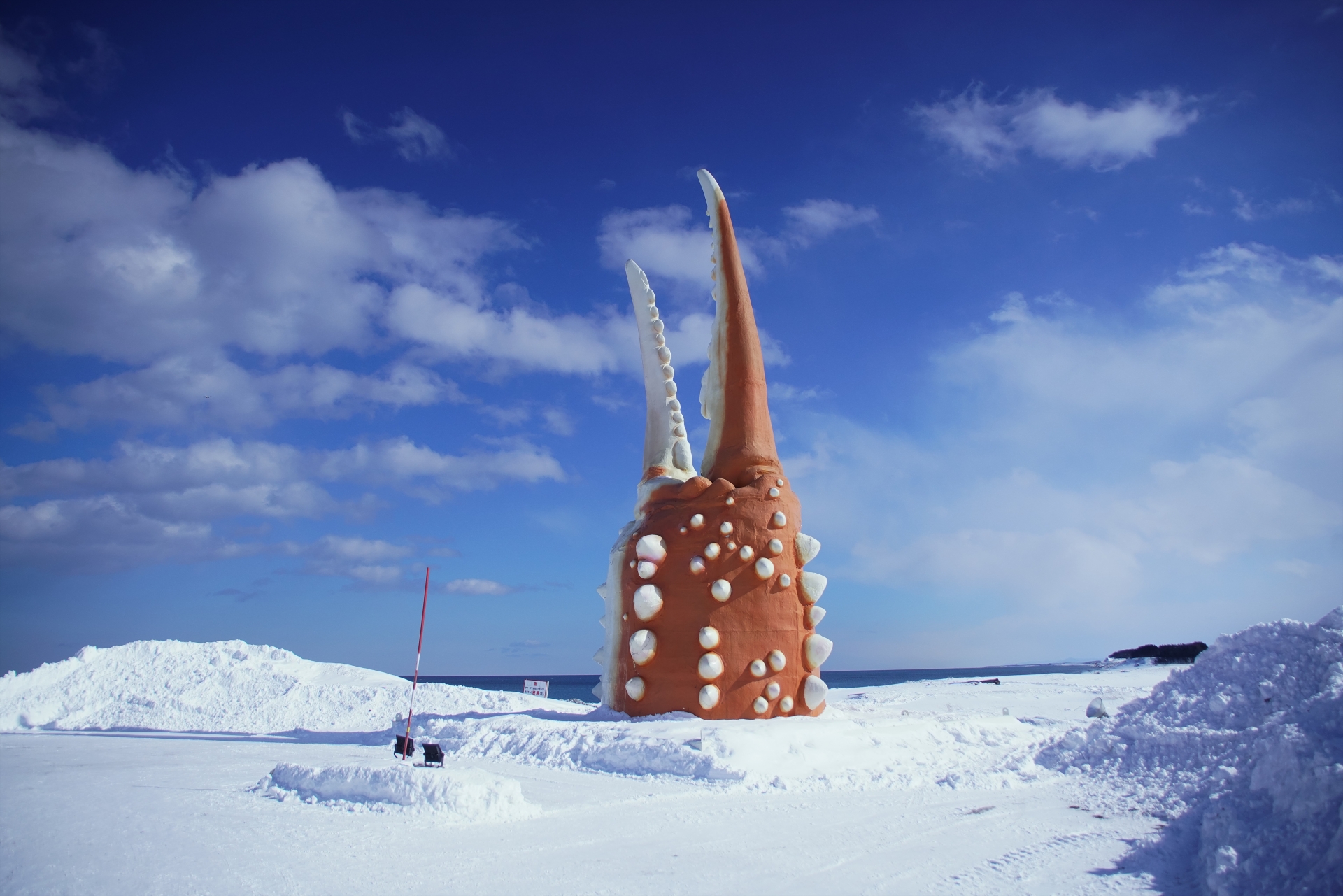 雪の積もる紋別カニの爪モニュメント