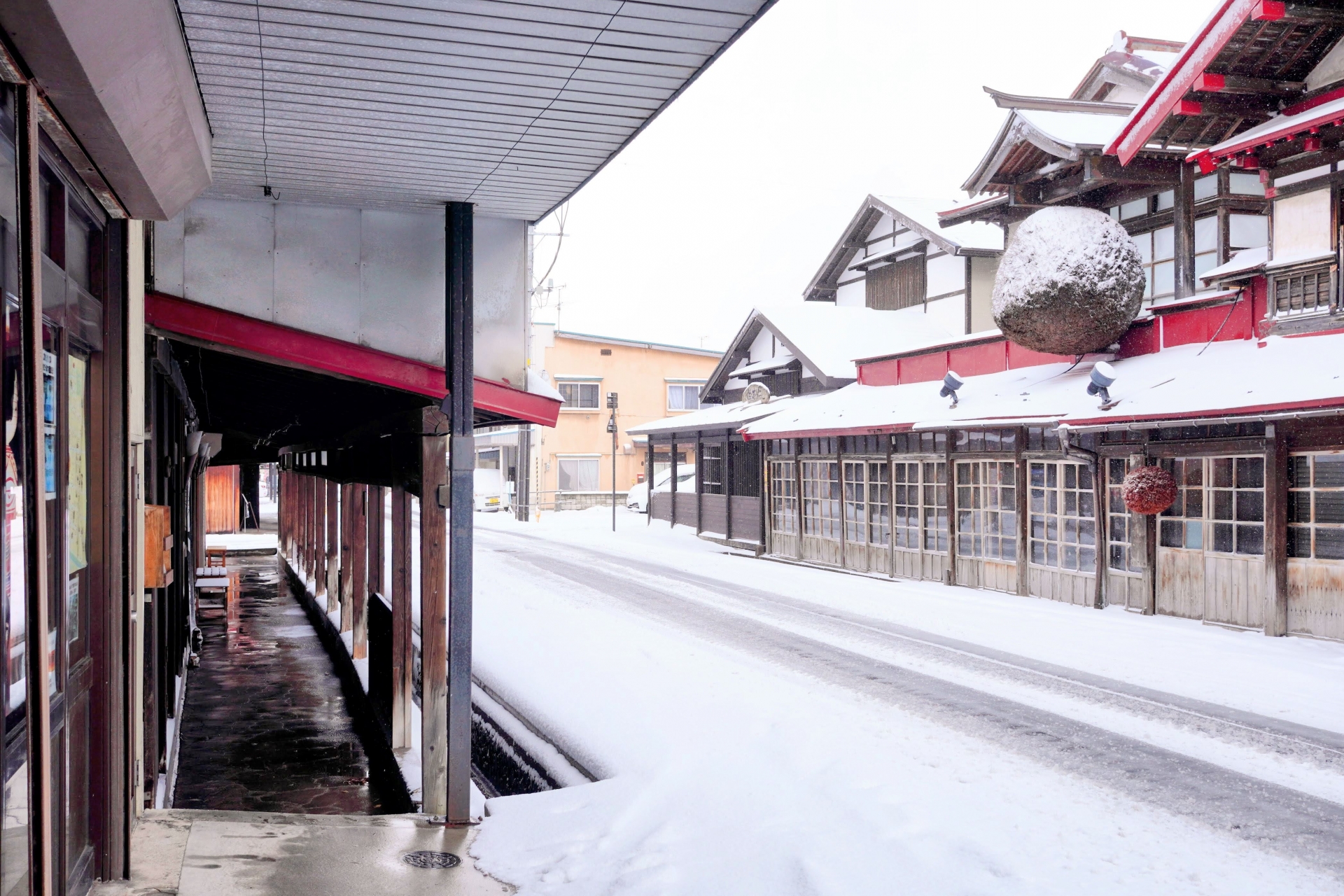 青森県黒石市・冬の中町こみせ通り