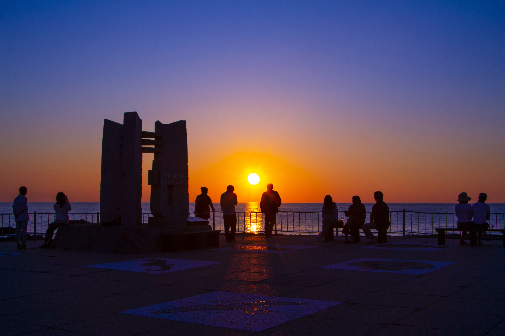 黄金岬の夕日 波濤の門 北海道 留萌市
