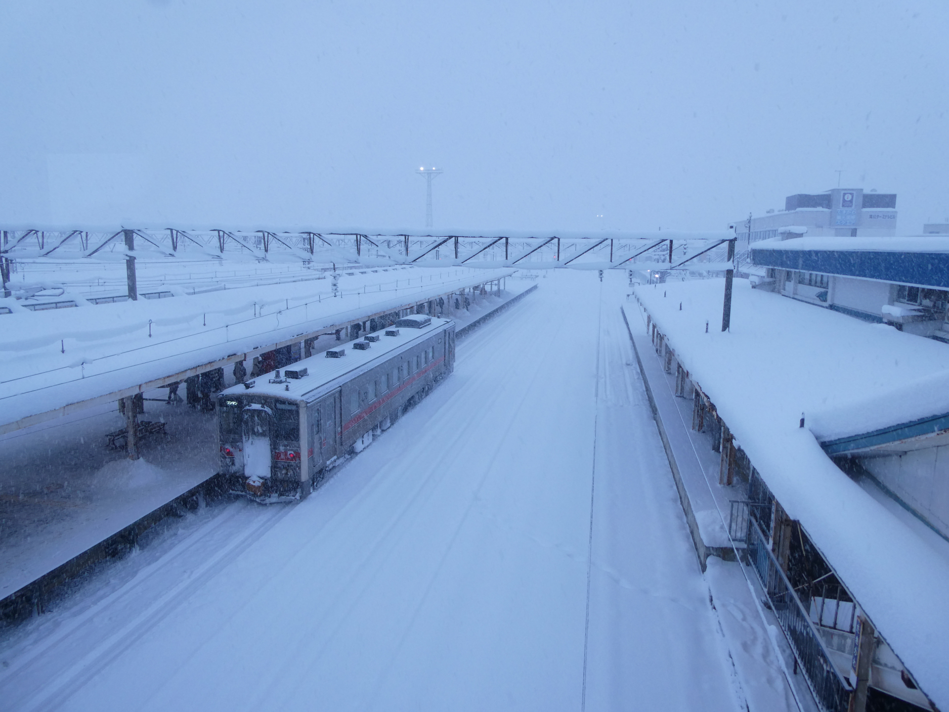 雪が積もった冬の滝川駅