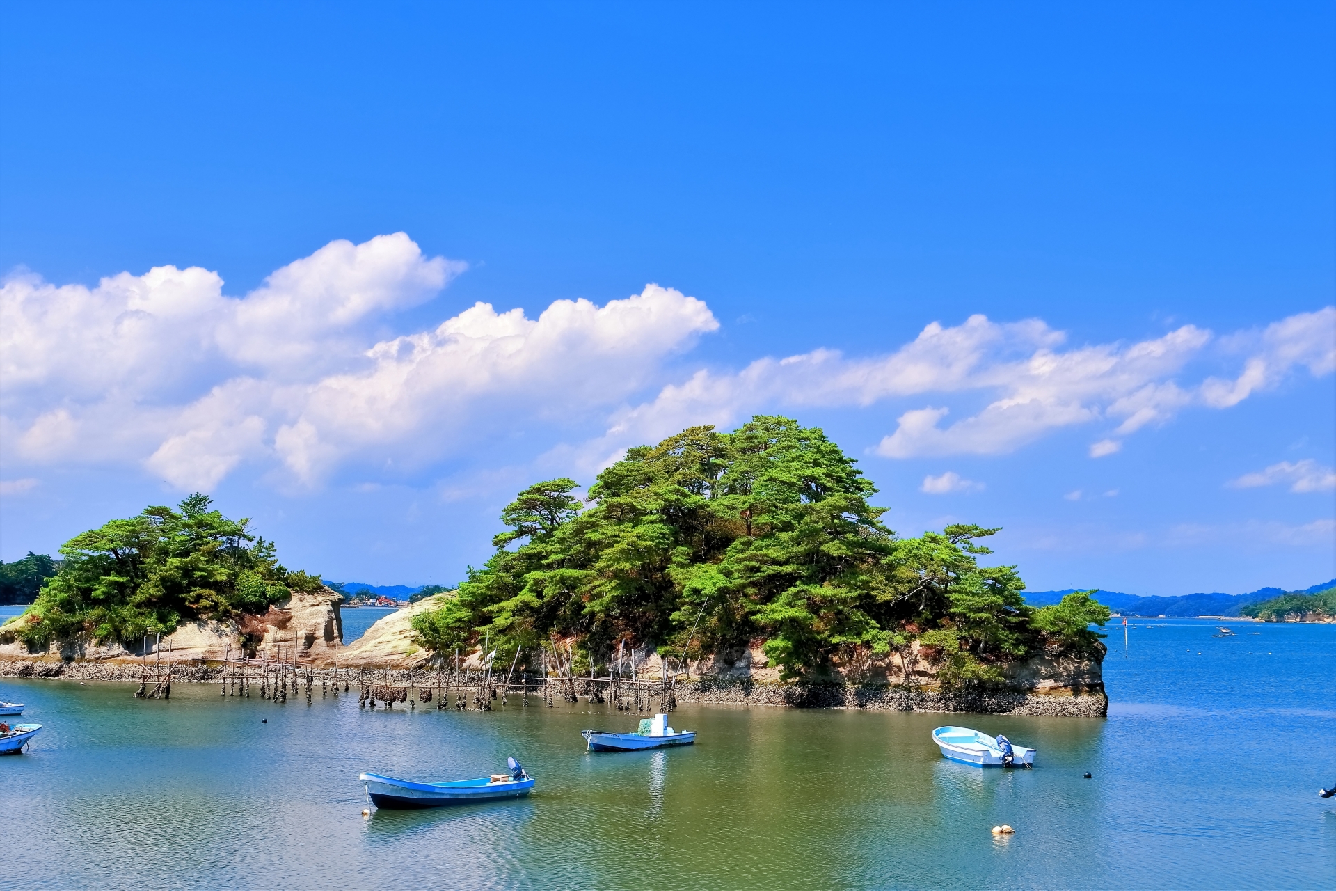 奥松島の青い海と青い空
