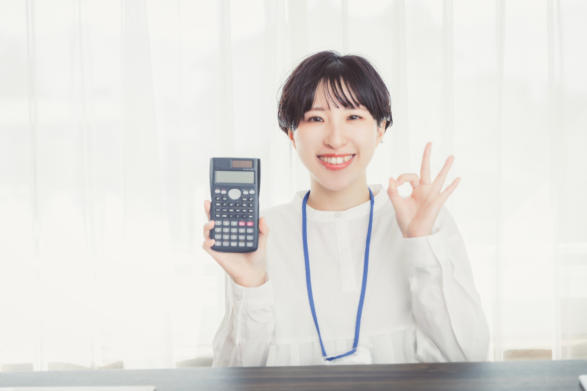 電卓を持つ女性