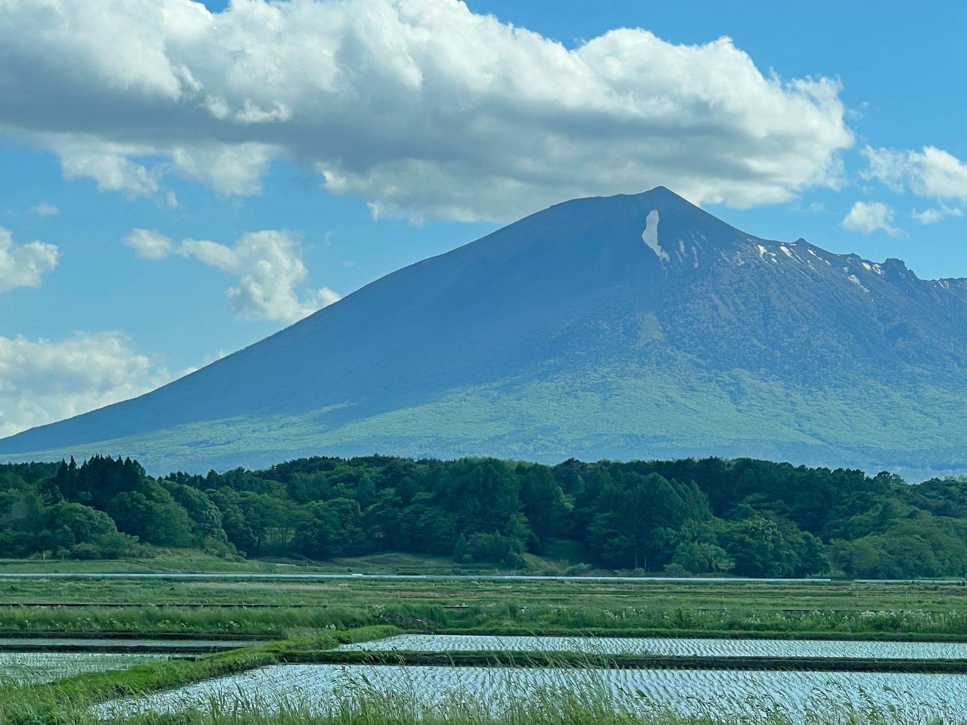 八幡平市の田から眺める春の岩手山