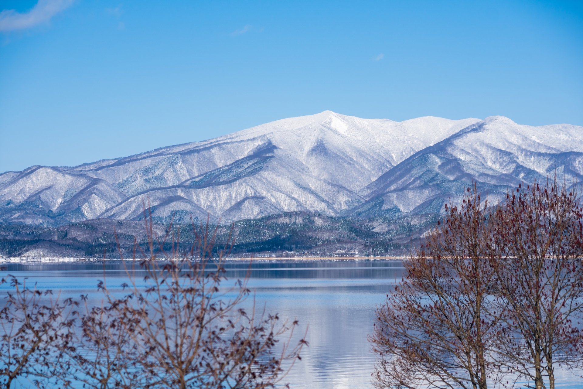 秋田県仙北市　冬の田沢湖