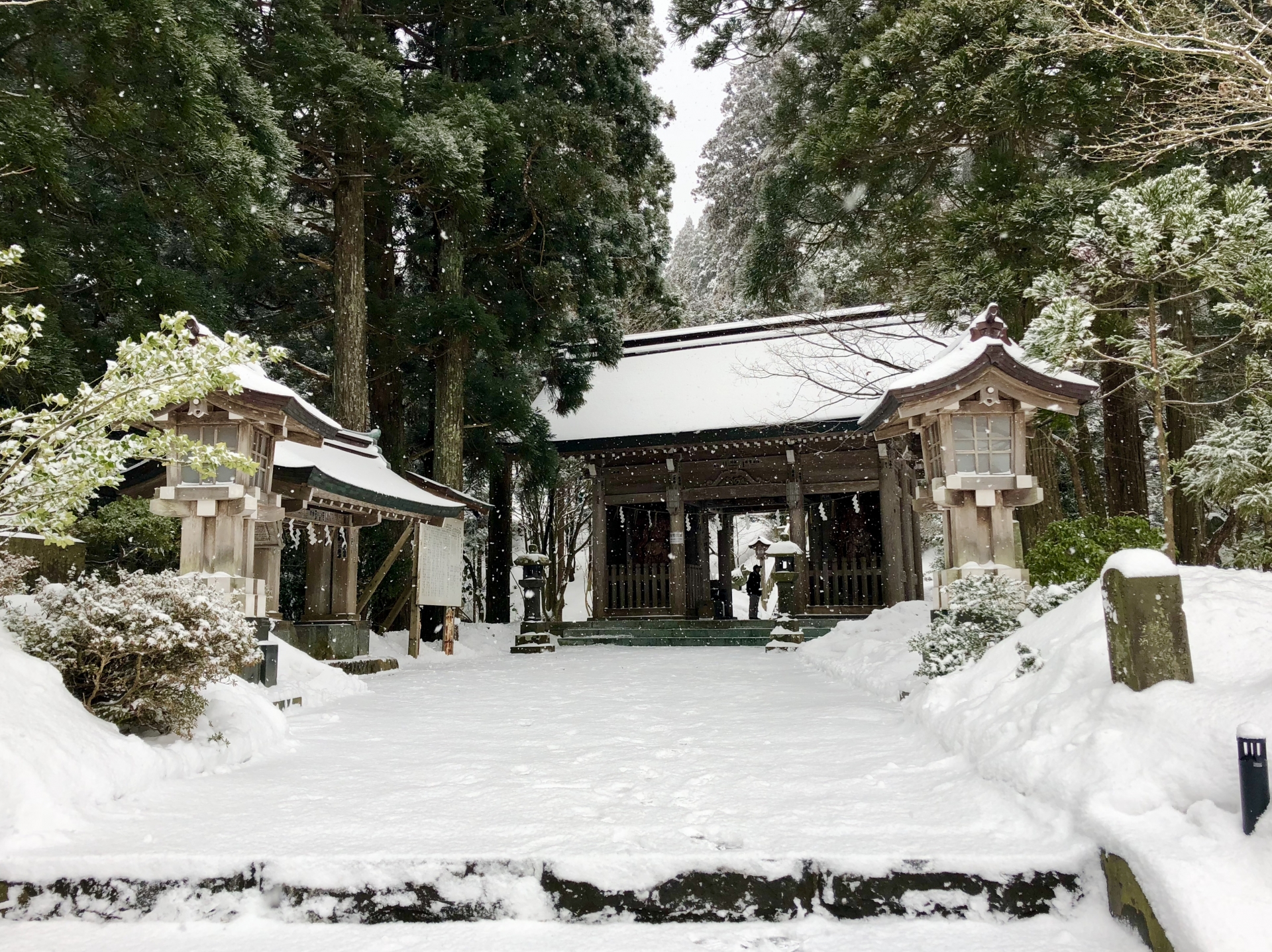 冬の秋田・雪が積もった男鹿半島の真山神社