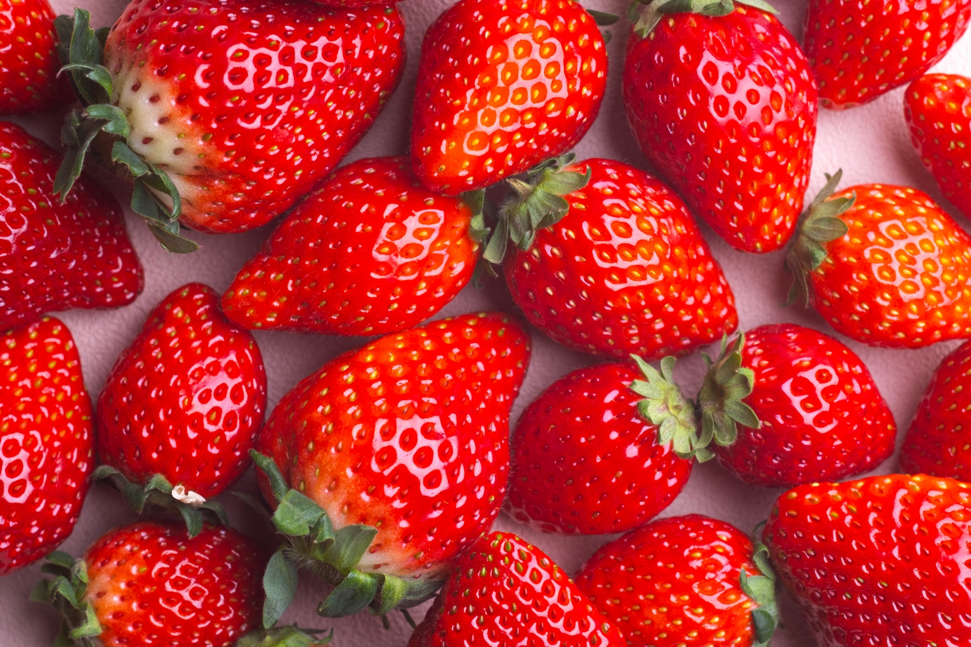 一面のみずみずしいイチゴ