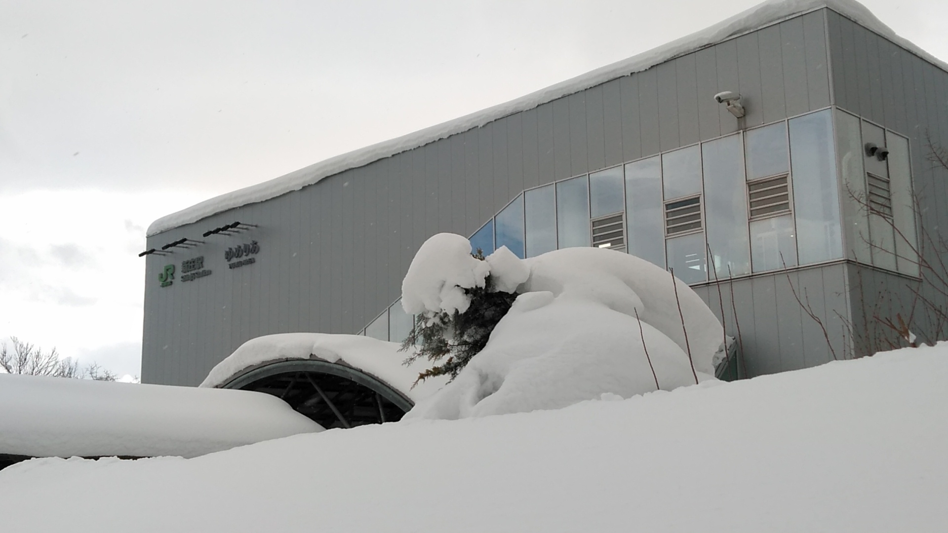 雪に埋もれた新庄駅東口
