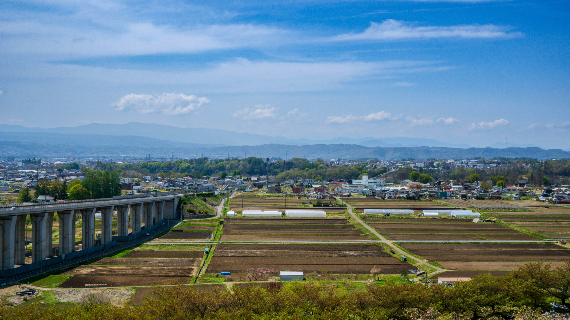 佐久平の高架橋と眼下に広がる田園風景