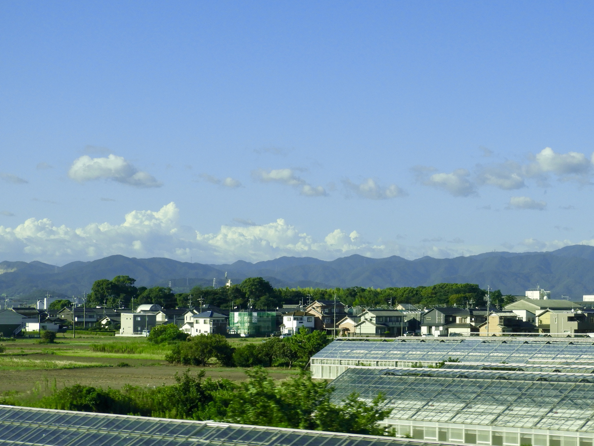 愛知県豊川市伊奈町の田園風景、ビニールハウスと農地