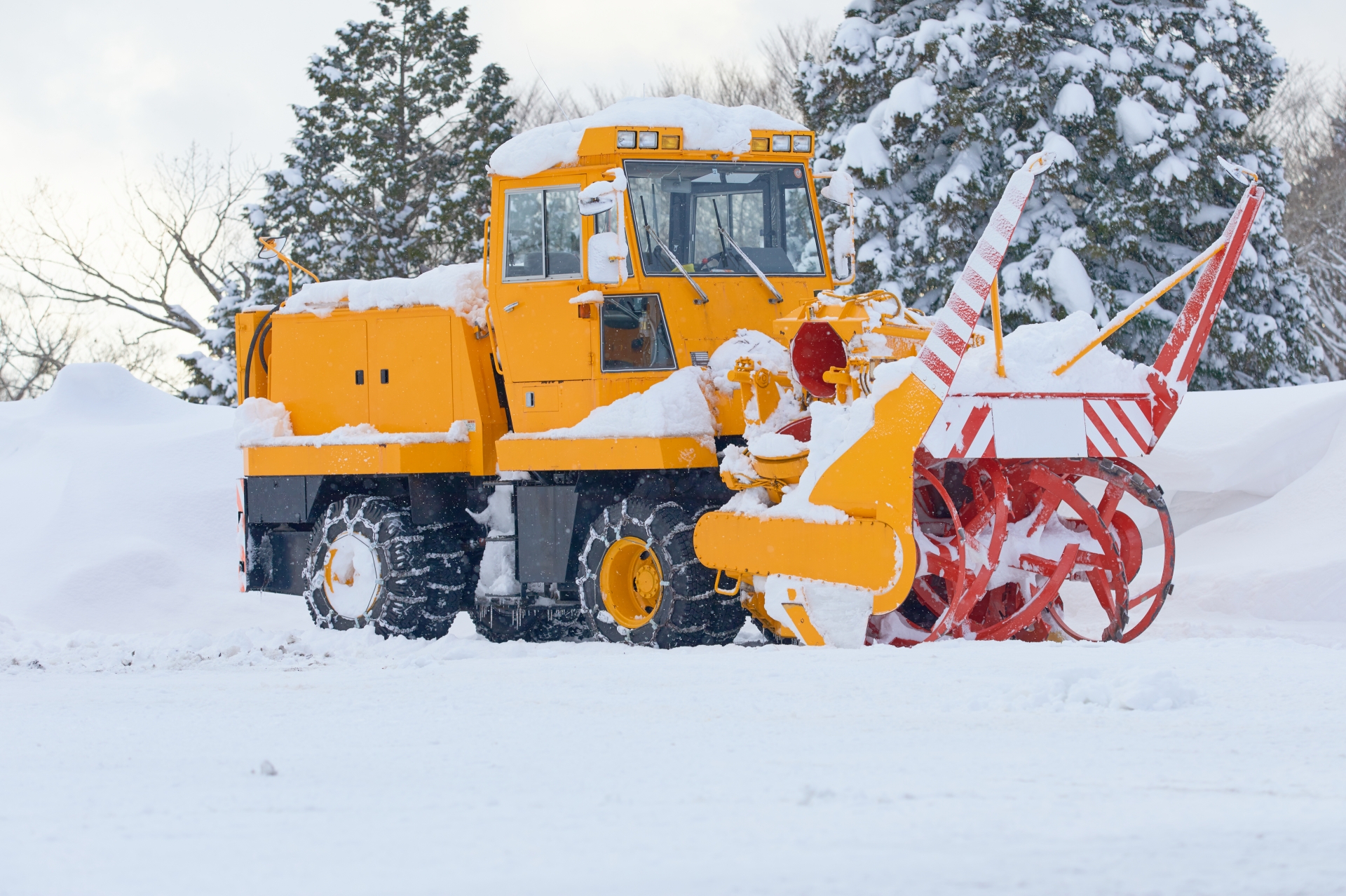 スキー場の駐車場に停車中の除雪ロータリー車